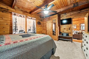 3 bedrooms, iron/ironing board, internet, bed sheets - Wilderness-themed retreat with community amenities, private hot tub, & fireplace (Ellijay)