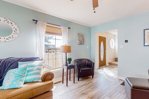 TV, DVD player, books, video library - The Reservation - dog-friendly home with fenced yard, deck, grill, & beach gear (Ocean View)