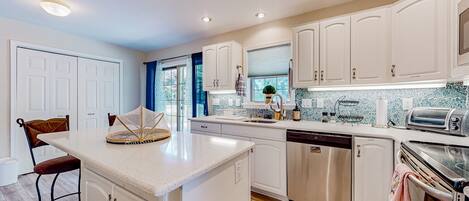 Réfrigérateur, four à micro-ondes, un four, surface de cuisson