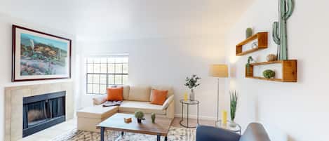 Una televisión, libros