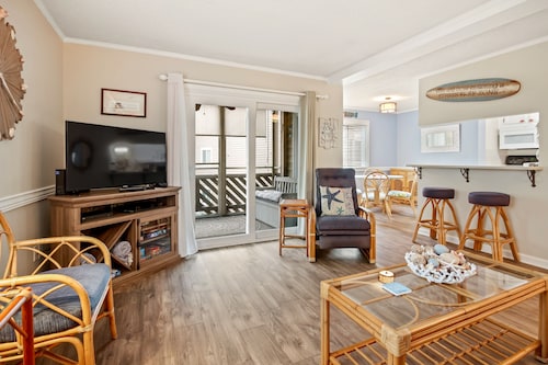 Serene condo with a pool view, screened balcony, washer/dryer, & central AC