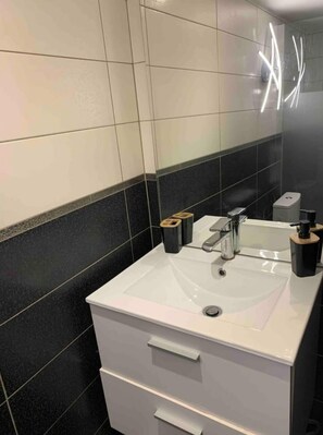 Ducha, toallas, papel higiénico