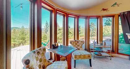 Custom home 100 yds from Foster Lake with private hot tub, views, & firepit