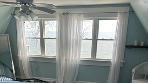 Room - Lakeside Oasis - Lake Erie Lakefront with Golf Cart (Luna Pier)