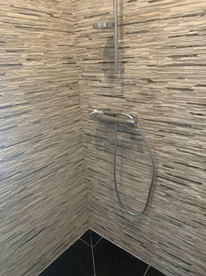 タオル、トイレットペーパー