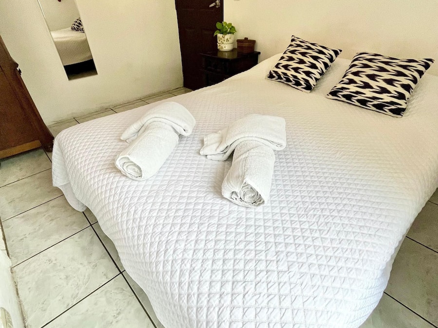 Habitación estándar, 1 cama matrimonial, baño en la habitación (ELA 2) | 1 habitación, decoración personalizada y muebles diferentes