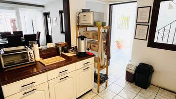 Full-sized fridge, microwave, oven, toaster