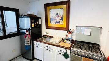 Full-size fridge, microwave, oven, toaster