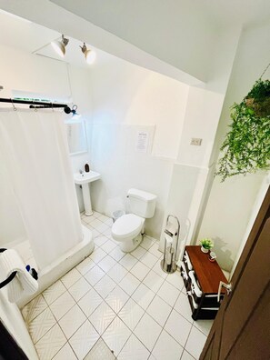 Standard Room, 1 Double Bed, Ensuite (ELA 2) | Bathroom | Shower, free toiletries, hair dryer, towels - Casa ELA Candelaria (Antigua Guatemala)