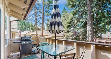Updated mountain condo with pool access & wood fireplace - near skiing