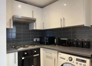 Kjøleskap, mikrobølgeovn, ovn og kokeplater