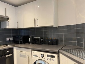 Kjøleskap, mikrobølgeovn, ovn og kokeplater