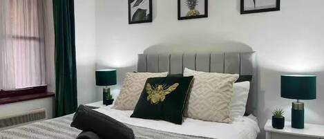 1 slaapkamer, een strijkplank/strijkijzer, internet, beddengoed