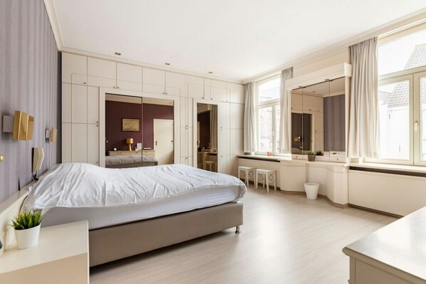 1 chambre, bureau, fer et planche à repasser, lit parapluie