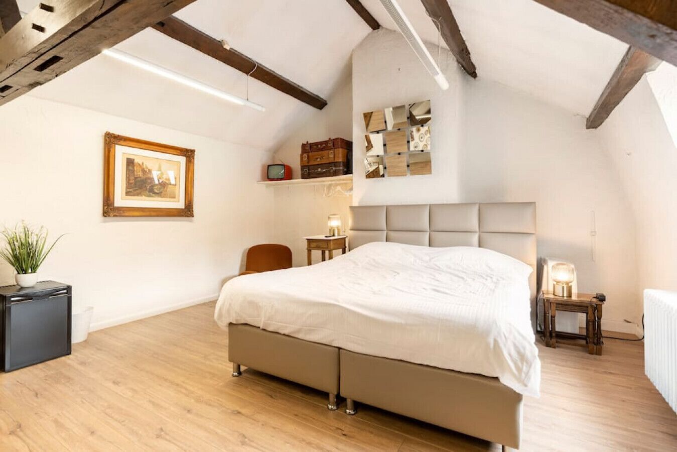 1 habitación, escritorio, tabla de planchar con plancha y cuna de viaje 