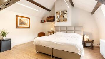 1 habitación, escritorio, tabla de planchar con plancha y cuna de viaje