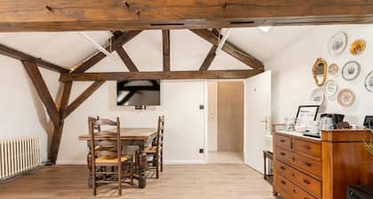 ROOM N°4 / City Center Charming Attic Suite