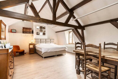 ROOM N°4 / City Center Charming Attic Suite