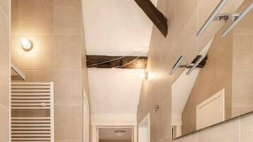 Secador de pelo, toallas, jabón, shampoo