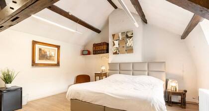 ROOM N°4 / City Center Charming Attic Suite