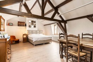 2 Schlafzimmer, Schreibtisch, Bügeleisen/Bügelbrett, Reisekinderbett