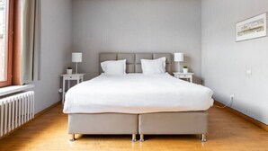 A bedroom with a large bed, two bedside tables, a radiator, and a window. - ROOM N°1 / City Center Spacious King Suite * Private External Bathroom (Brugge)