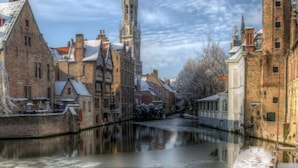 A snow-covered canal with historic buildings on either side. - ROOM N°1 / City Center Spacious King Suite * Private External Bathroom (Brugge)