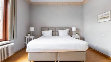 1 chambre, bureau, fer et planche à repasser, lit parapluie