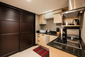 Fridge, microwave, oven, stovetop - Modern penthouse, office, A/C, Pool, GYM (Santa Ana)