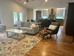Smart TV, fireplace, books - Lakefront Home for Spring and Summer Getaways! (Eatonton)