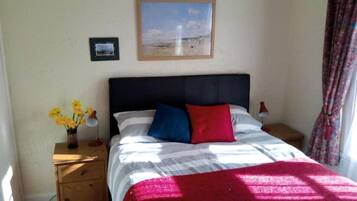 2 bedrooms, iron/ironing board, free WiFi, bed sheets