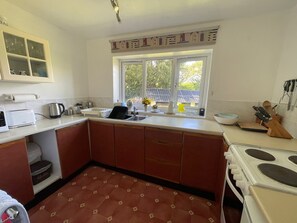 Fridge, microwave, oven, stovetop - Character old cottage in gorgeous Snowdonia location (Arthog)