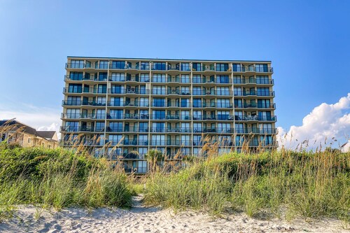 Oceanfront condo with pool access, jetted tub, full kitchen, W/D, & Pack-N-Play