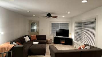 Una Smart TV, una chimenea