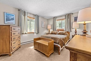 6 bedrooms, desk, iron/ironing board, travel crib