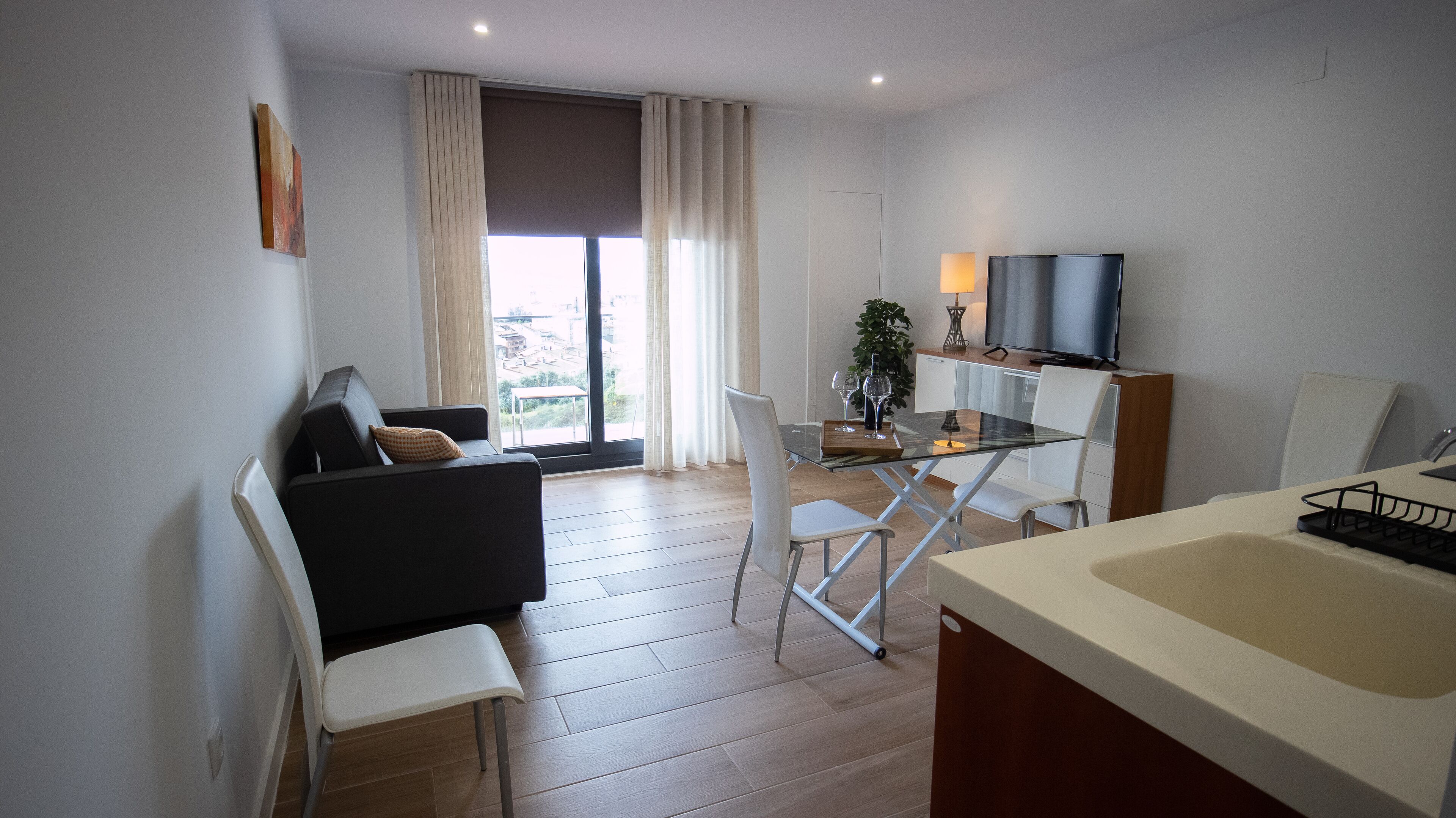 Un appartement moderne comprenant un salon, un coin repas et une kitchenette.
