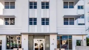 En moderne bygning med en symmetrisk facade, store vinduer og en central indgang.