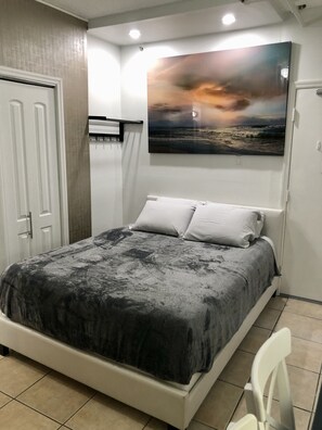 1 habitación, tabla de planchar con plancha, wifi gratis y ropa de cama 