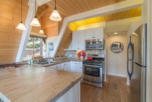Fridge, microwave, oven, stovetop - Pet Friendly with Big Views! (Tahoe City)