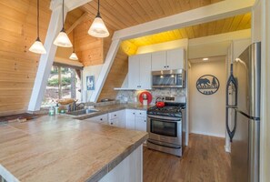 Kylskåp, mikrovågsugn, ugn och spishäll