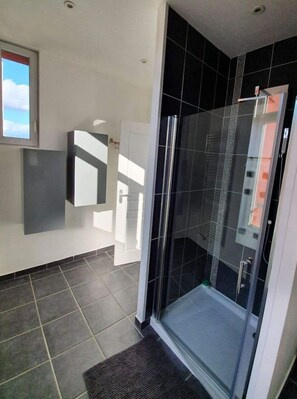 Serviettes fournies, papier toilette