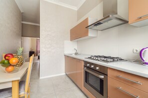 Apartament | Cuina privada | Frigorífic, bullidora elèctrica i una taula de menjador