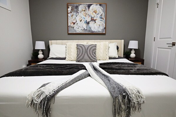 1 bedroom, desk, iron/ironing board, free WiFi - Beautiful Suite King Bed|Long Stays|Disney|Airport (Edmonton)