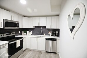 Refrigerador, microondas, horno y parrilla de estufa 
