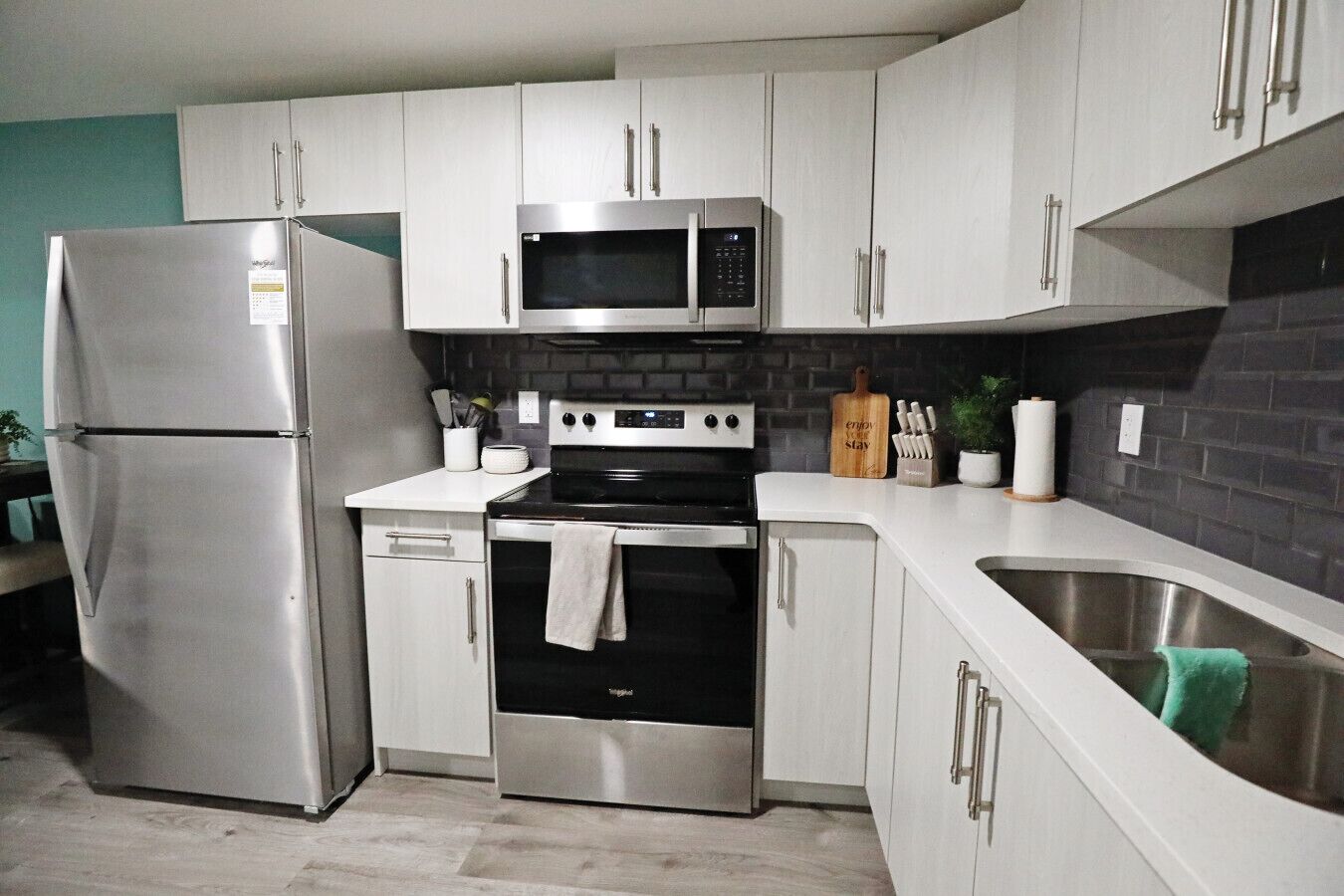 Refrigerador, microondas, horno y parrilla de estufa 