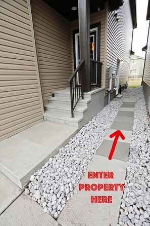 Exterior detail - Beautiful Suite King Bed|Long Stays|Disney|Airport (Edmonton)