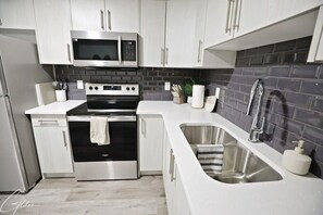 Fridge, microwave, oven, stovetop - Beautiful Suite King Bed|Long Stays|Disney|Airport (Edmonton)