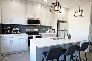 Fridge, microwave, oven, stovetop - Beautiful Home With 4 King Beds|Airport|Disney+ (Edmonton)