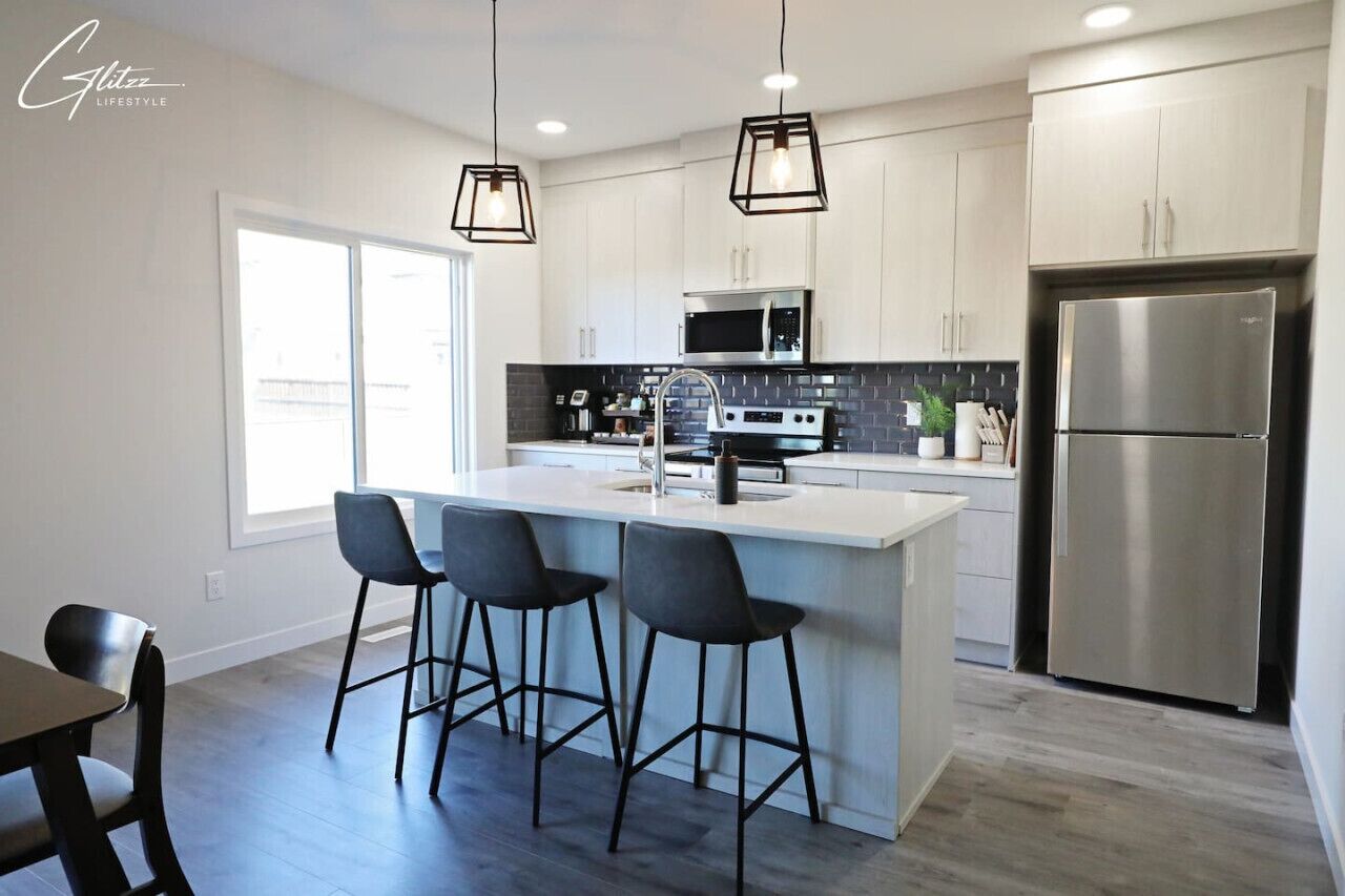 Kjøleskap, mikrobølgeovn, ovn og kokeplater