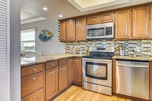 Fridge, microwave, stovetop, dishwasher